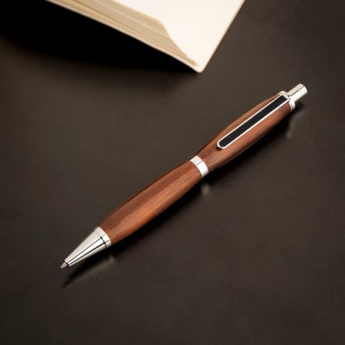 قلم من الخشب الطبيعي