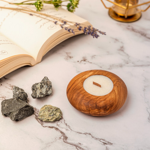 شمعة في شمعدان خشبي