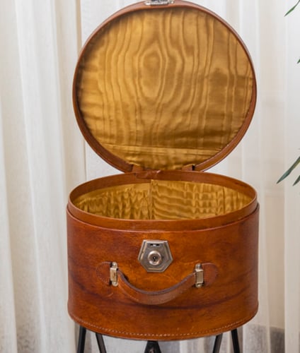 حقيبة دائرية بتصميم كلاسيكي أنيق