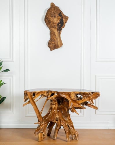 مدخل نادر من جذوع الخشب