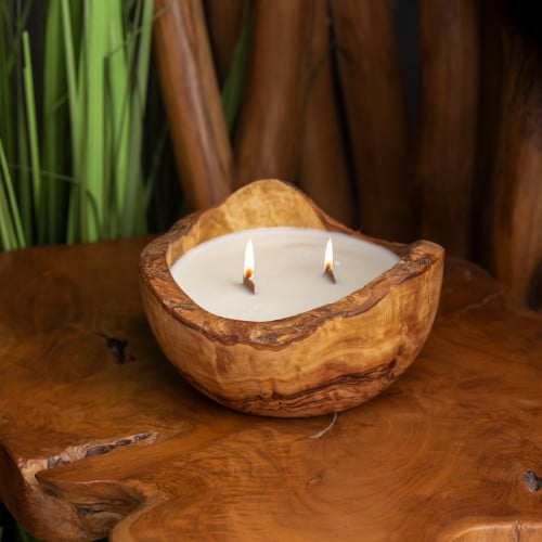شمعة في طبق خشبي