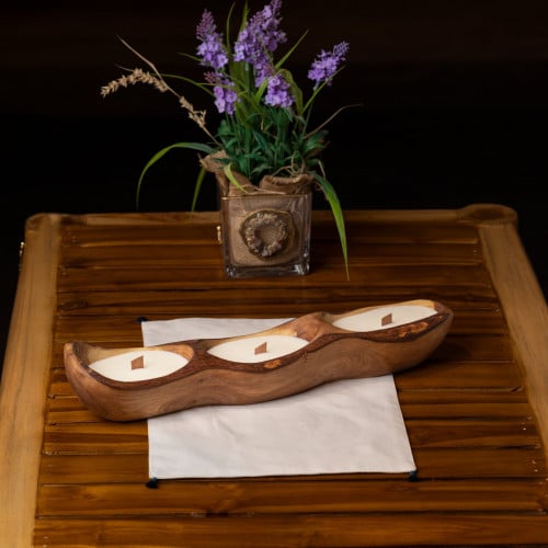 شمعة في طبق خشبي