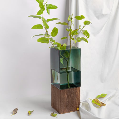 مزهرية بتصميم حديث وجميل , قابلة للماء