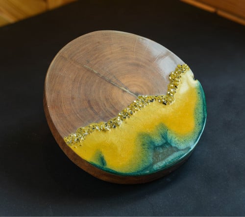 سلابة مطعمة برزن باللون الأصفر