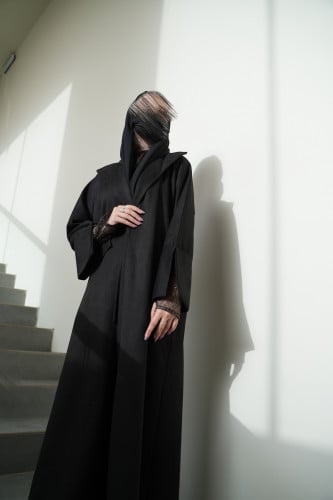 عبايه اسود بتفاصيل دانتيل ذهبيه