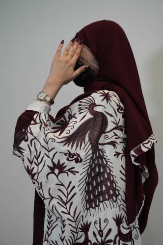 عبايه كريب عنابي بتطريز كامل من الخلف