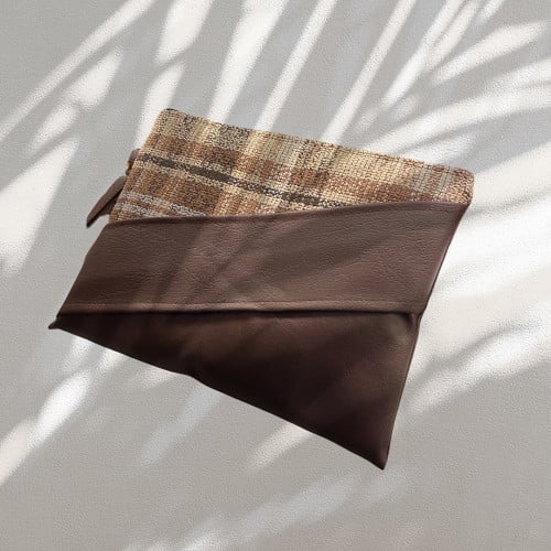 باوتش بني مطرز بمسكه جلد