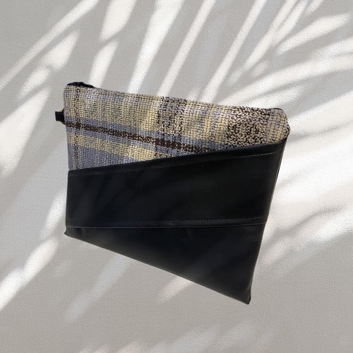 باوتش اسود مطرز بمسكه جلد