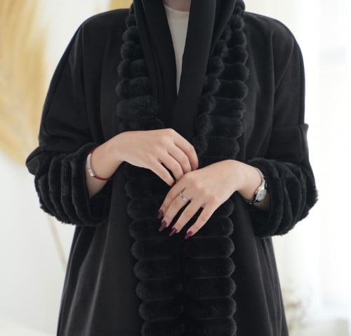 عبايه شامواه شتوي بتفاصيل فرو اسود