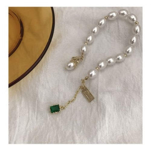 سوارة اللؤلؤ بتعليقة زمرد