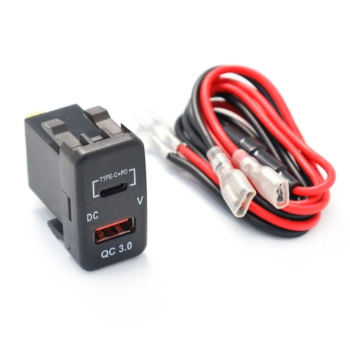 شاحن Type-C + USB سريع QC + مقياس فولت تويوتا مربع
