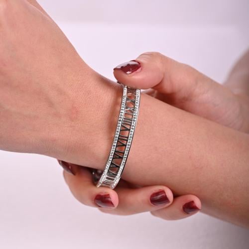 أسوارة نسائية لون فضي من لادون