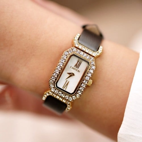 ساعة نسائية جلد لون أسود من لادون