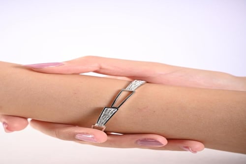 أسوارة نسائية لون فضي من لادون