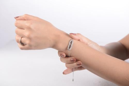 أسوارة نسائية لون فضي من لادون