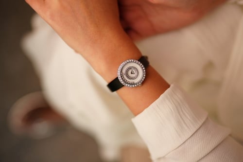 ساعة نسائية جلد لون أسود من لادون