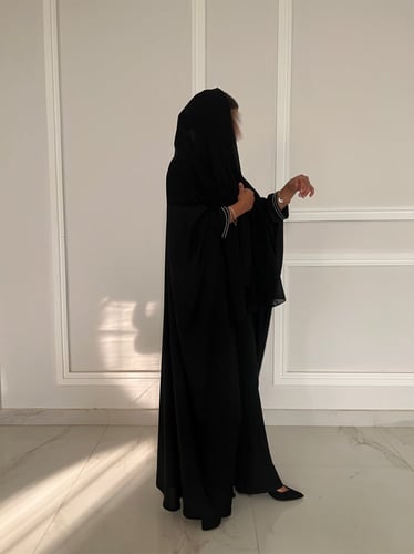 عباية بشت مع كلفة في الأكمام