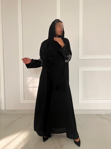 عباية سوداء مع شك أبيض بالأكمام