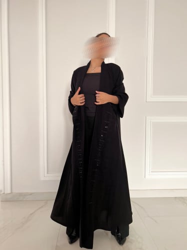 عباية سوداء مع شك