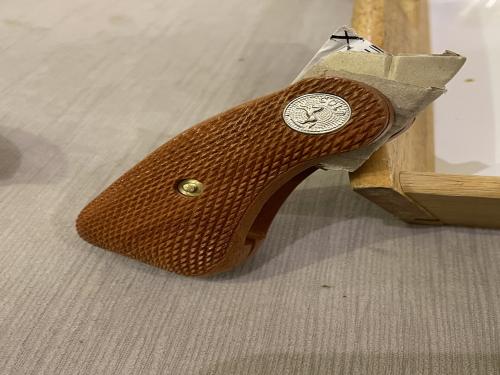 مقبض كولت شورت نقش (يركب للكولت الجديد حق المعرض)