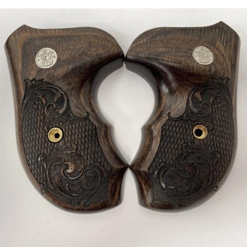 مقبض سمث اند ويسون ربع خشب احمر معرق بنقش امريكي ا...