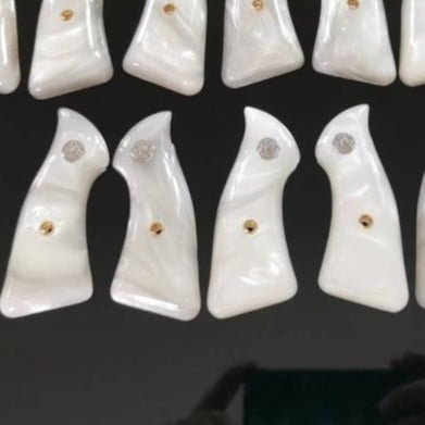 مقبض سمث اند ويسون بشعار (سكوير) مربع من الاسفل (ي...