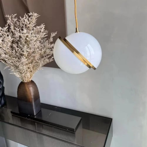 نجف علاقي سقف كروي ابيض مع ذهبي مودرن متوفر بمقاسي...