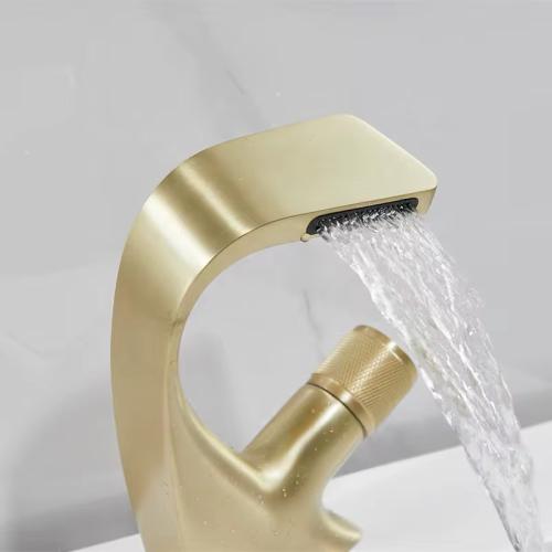 خلاط مغسله ذهبي مطفي