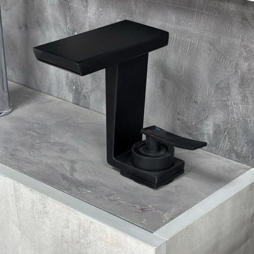 خلاط أسود مطفي بتصميم عصري أنيق