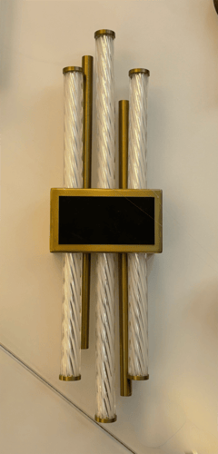 أبليك جداري فاخر بإضاءة أصفر كريمي – تصميم مودرن ب...