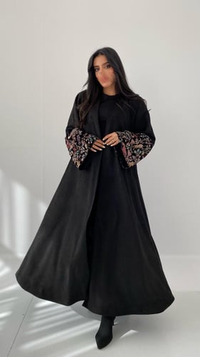 عبايه باكمام مخمل مطرز