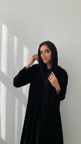 عبايه مخمل بتطريز