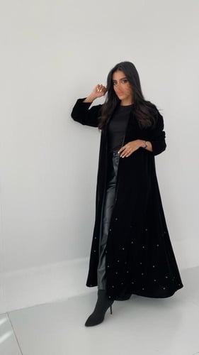 عبايه مخمل بتطريز