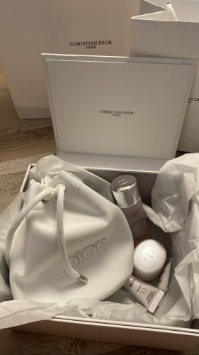 شنطة عنايه من ديور