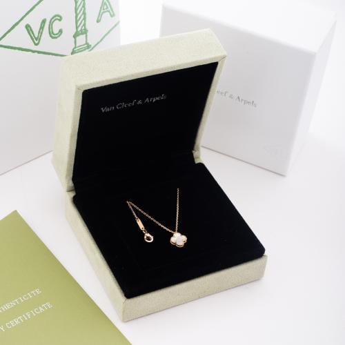 عقد الوردة الصغير ذهب عيار 18