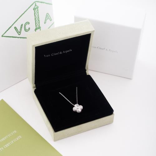 عقد الوردة ذهب عيار 18