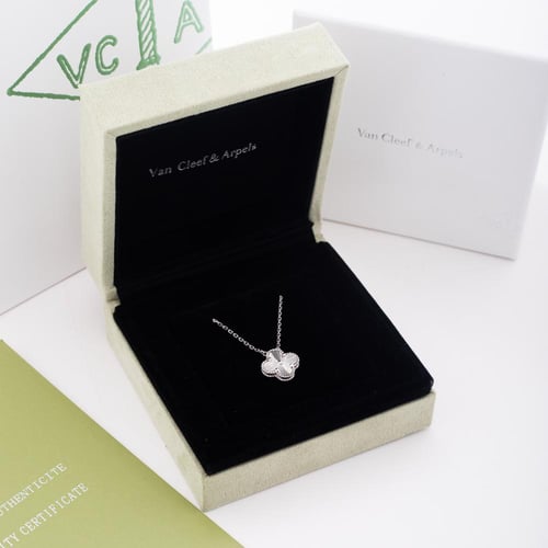 عقد الوردة ذهب عيار 18