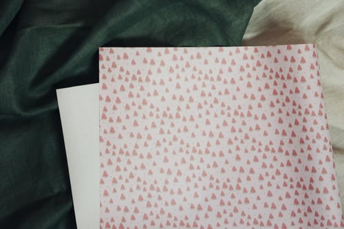 ورق تغليف هدايا برسومات متعددة | صَيف