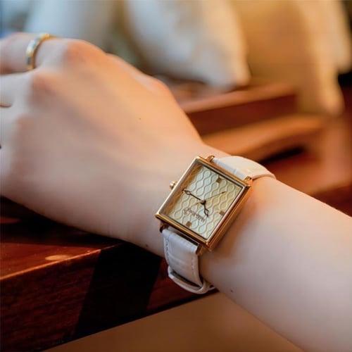 ساعة نسائي من هالو كيتي 23200 ابيض ميناء ذهبي