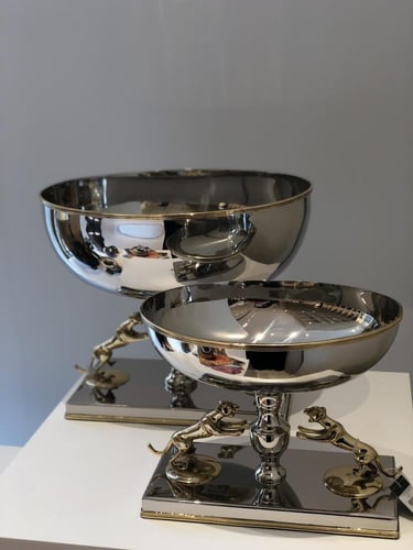 حامل فضي بشكل انيق بحجم متوسط