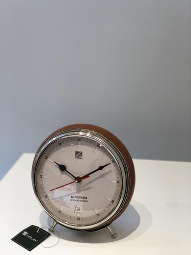 ساعه مكتبيه بحزام بني جلد