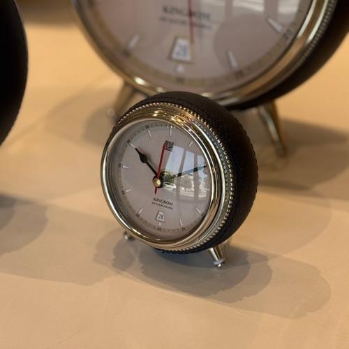 ساعة باللون الازرق صغيرة