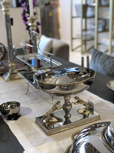 حامل فضي بشكل انيق بحجم متوسط