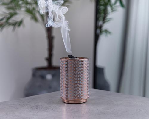 مبخرة و حامل شموع نحاسي اللون