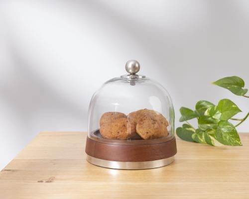 حامل كيك خشبي بغطاء زجاجي