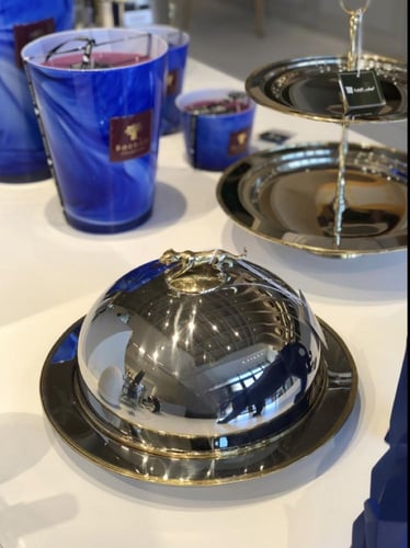 حامل كيك بغطاء و بتصميم ملكي