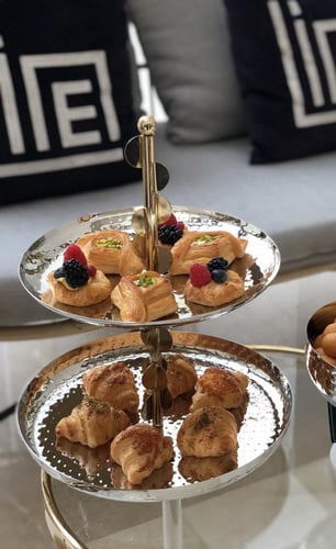 حامل كيك دورين باللون الذهبي والفضي