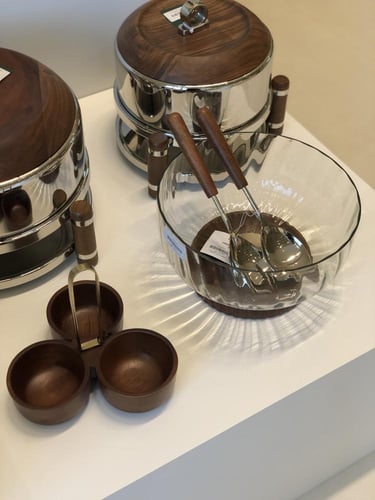 وعاء السلطه مع شوكه وملعقه