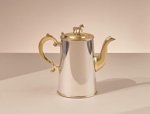 طقم شاي يضفي أجواء من الأناقة