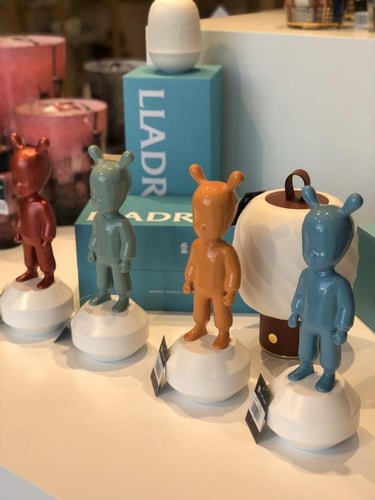 لادرو تمثال الضيف البرتقالي نموذج صغير